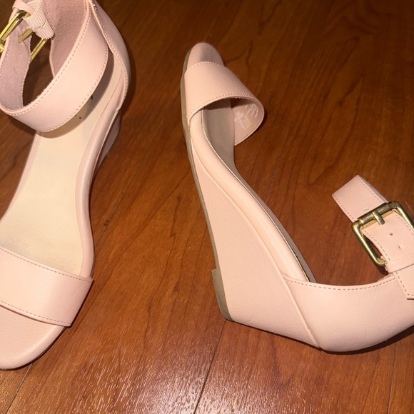 Pastel Pink women wedges 
Used but in great condition - Picture 2 of 2